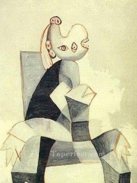 Femme assise dans un fauteuil gris 1939 Cubism Decor Art